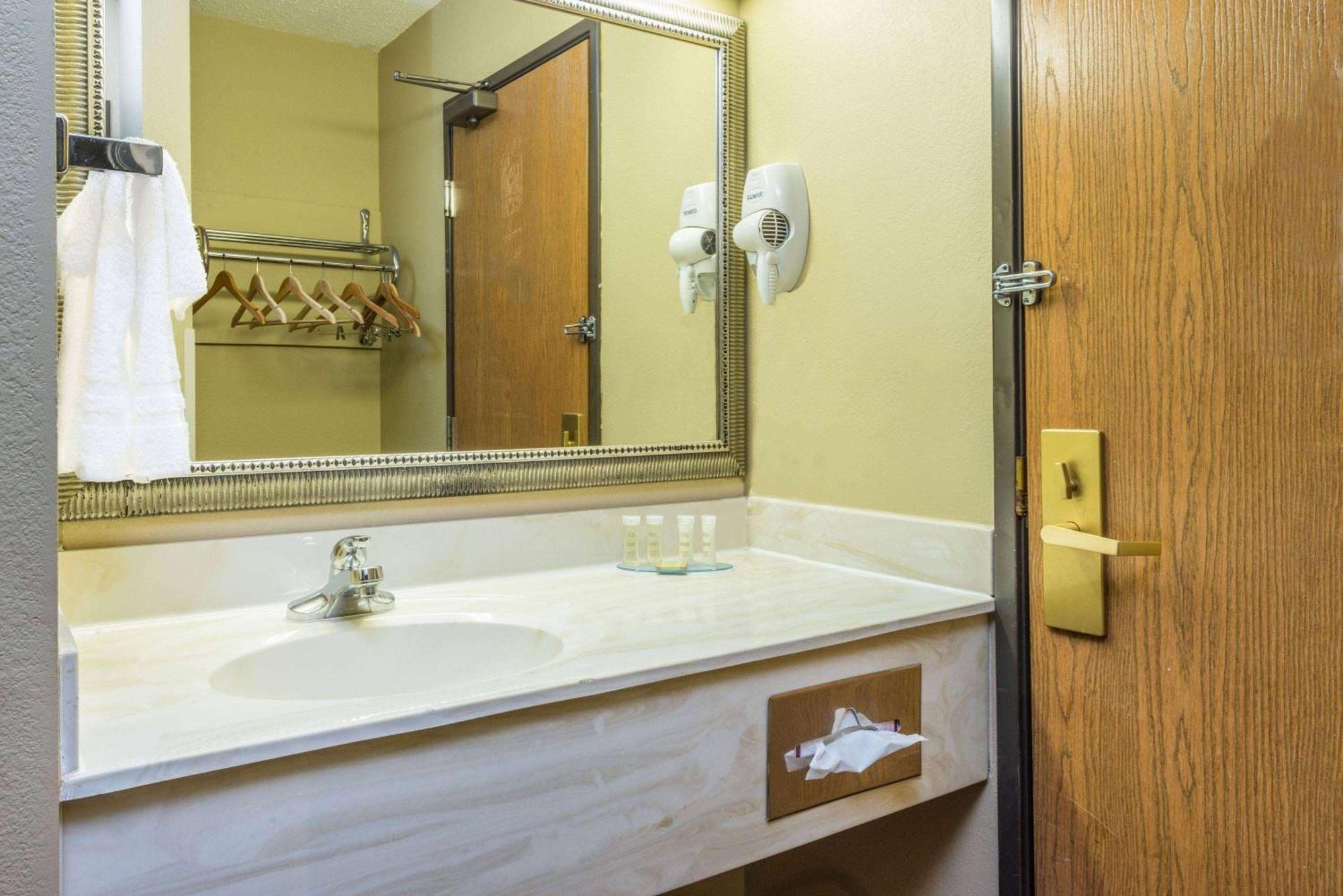 Super 8 By Wyndham Troy Il/St. Louis Area Otel Dış mekan fotoğraf